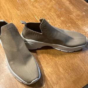 H&M slip on Sneakers - size 41 (10.5) tan stretch, like new